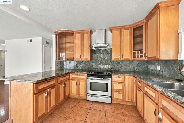 33438 University Dr, Union City, CA 94587