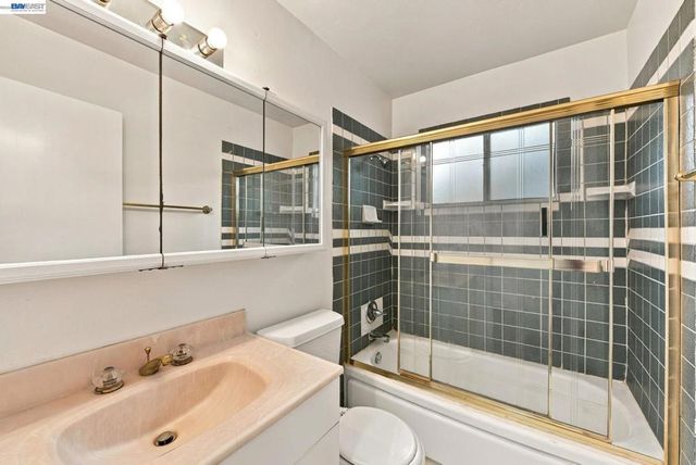 33438 University Dr, Union City, CA 94587