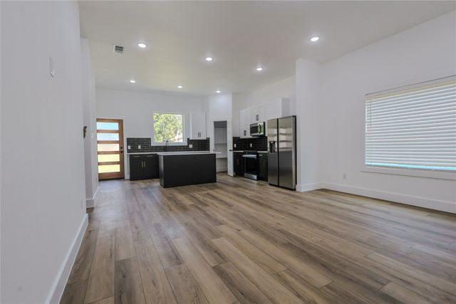 609 N Getzendaner Avenue, Waxahachie, TX 75165