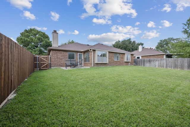 6560 Meadowlark Lane E, Watauga, TX 76148