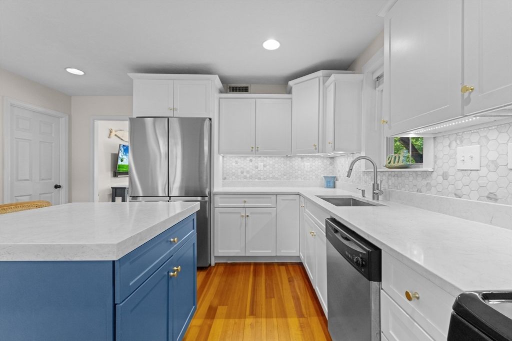 73 Pleasant St 73, Milton, MA 02186