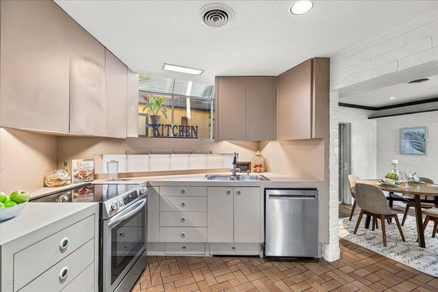 1018 W Morris Ave, Modesto, CA 95350