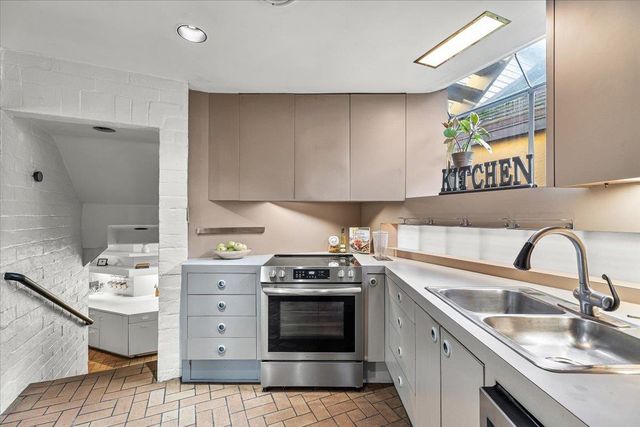 1018 W Morris Ave, Modesto, CA 95350