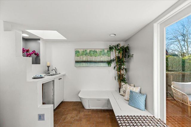 1018 W Morris Ave, Modesto, CA 95350