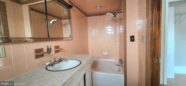 705 W RACE ST, Pottsville, PA 17901