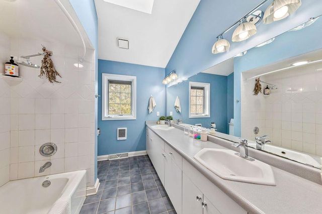 150 Bunker Hill DRIVE, Brookfield, WI 53005