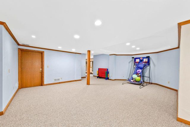 150 Bunker Hill DRIVE, Brookfield, WI 53005