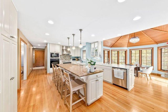 150 Bunker Hill DRIVE, Brookfield, WI 53005