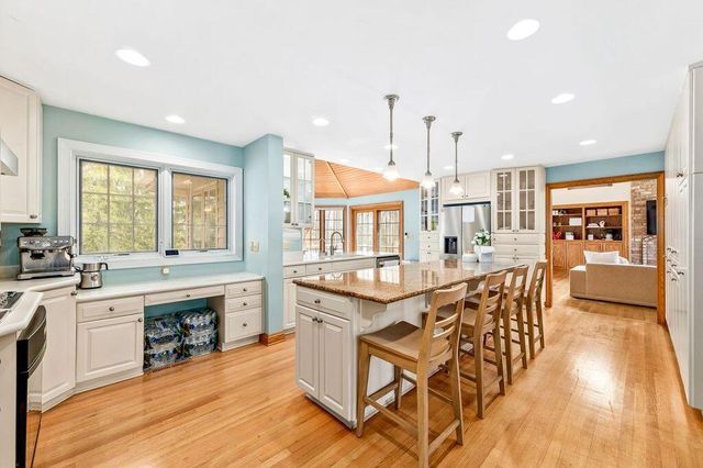 150 Bunker Hill DRIVE, Brookfield, WI 53005