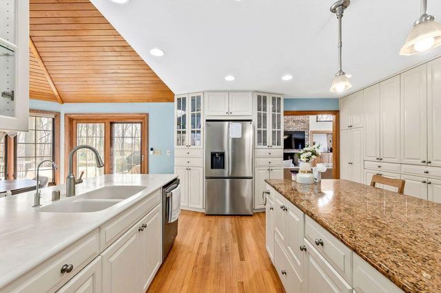 150 Bunker Hill DRIVE, Brookfield, WI 53005