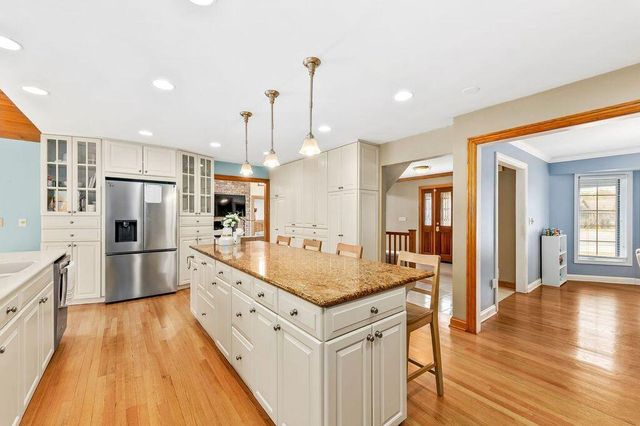 150 Bunker Hill DRIVE, Brookfield, WI 53005