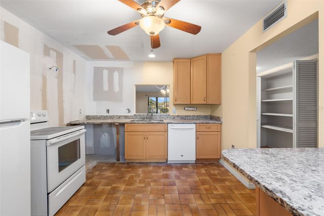 212 LAKEWOOD DRIVE 212D, Bradenton, FL 34210