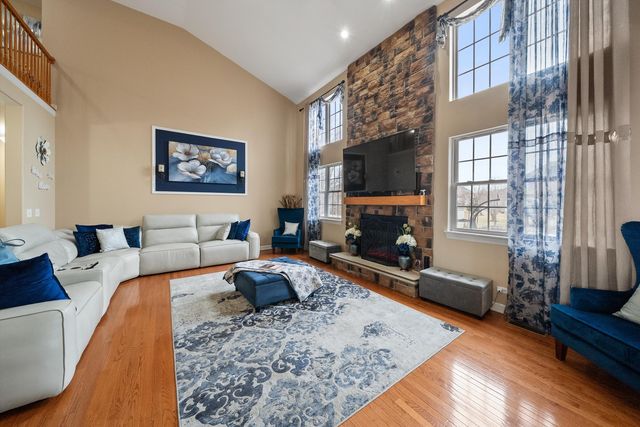 443 Glover Drive, North Aurora, IL 60542