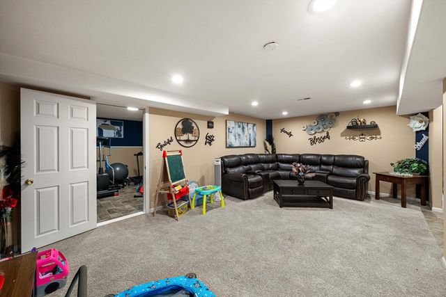 443 Glover Drive, North Aurora, IL 60542