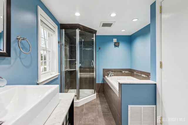 32 Tanglewood Lane, Colonia, NJ 07067