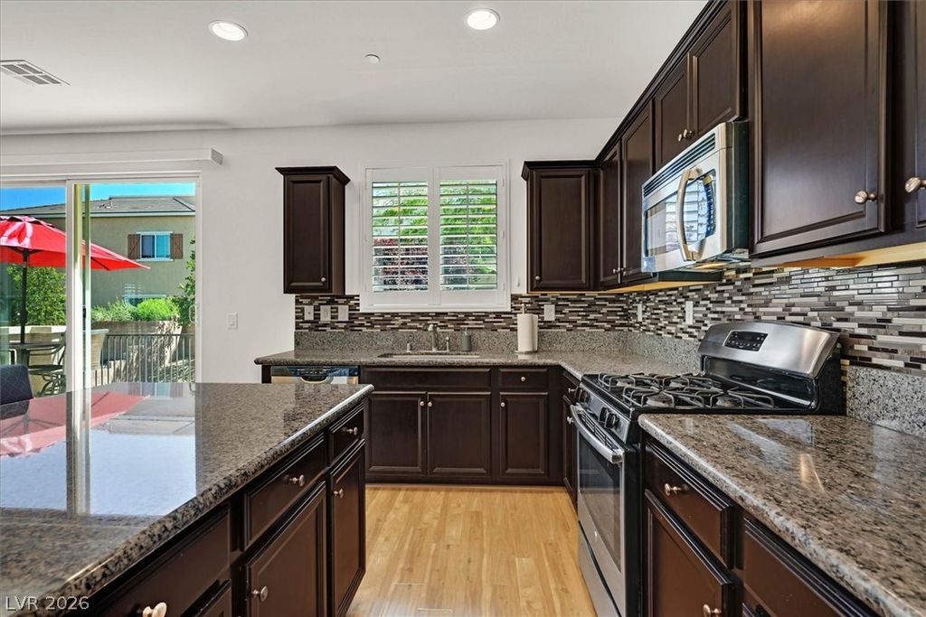 Image 10 of property listing at 917 Carson Bluff Avenue, Henderson, NV 89012