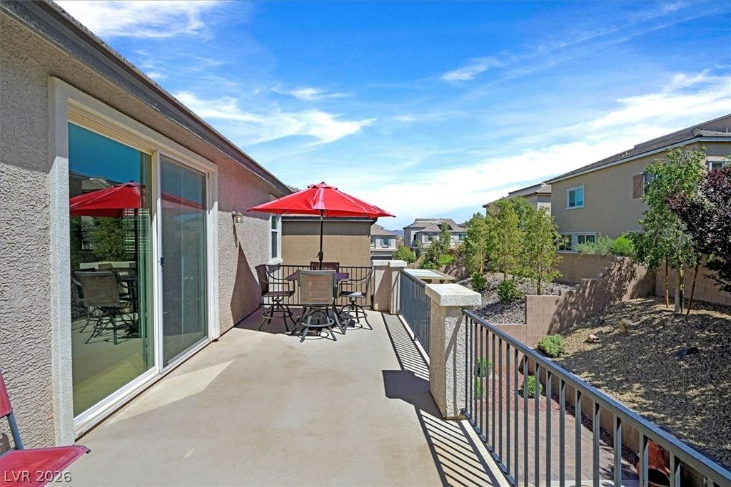 Image 11 of property listing at 917 Carson Bluff Avenue, Henderson, NV 89012