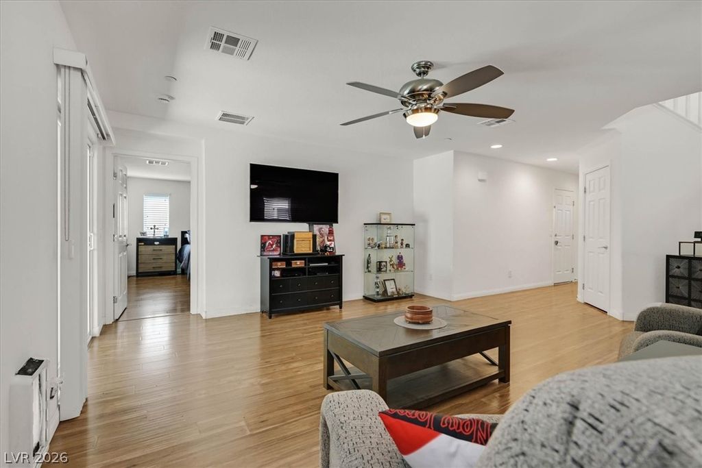 Image 16 of property listing at 917 Carson Bluff Avenue, Henderson, NV 89012