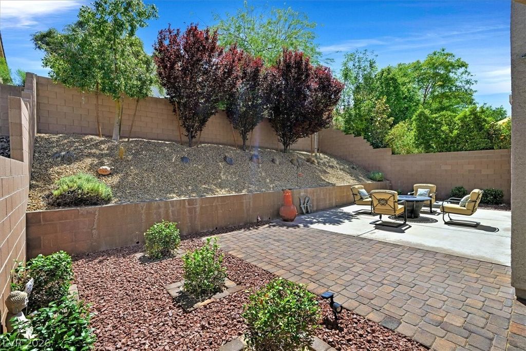Image 27 of property listing at 917 Carson Bluff Avenue, Henderson, NV 89012