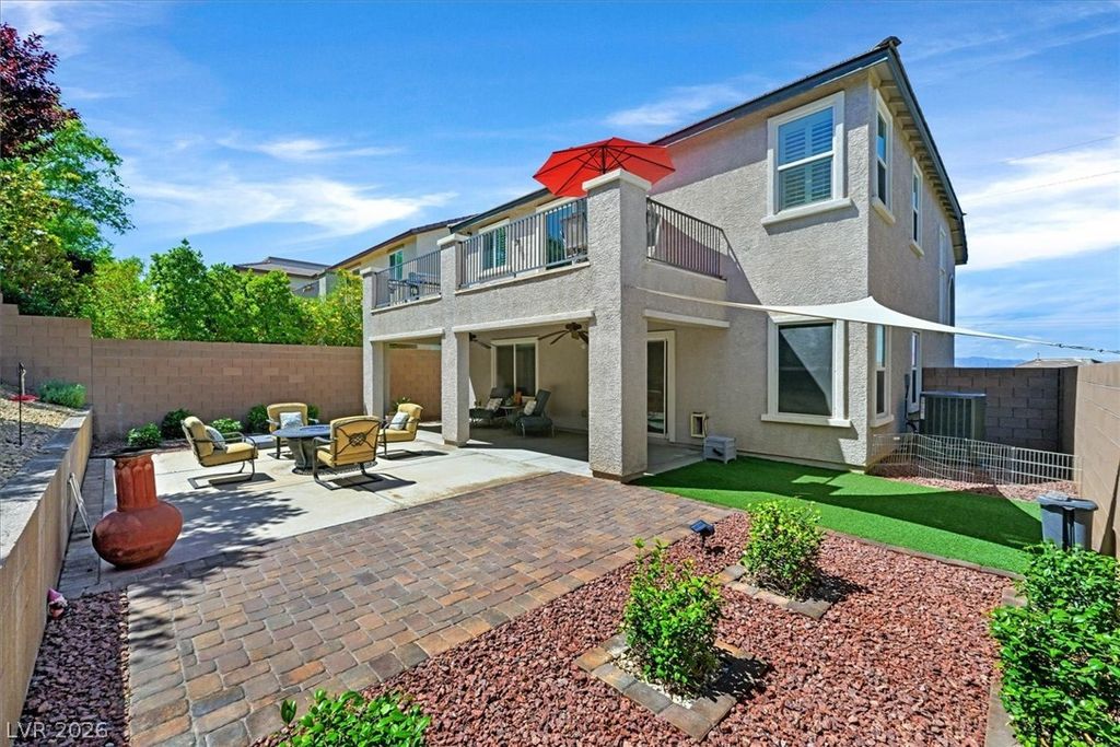 Image 3 of property listing at 917 Carson Bluff Avenue, Henderson, NV 89012