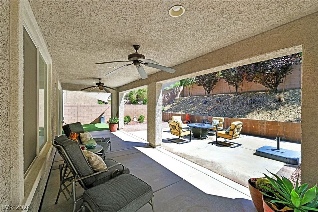 Image 4 of property listing at 917 Carson Bluff Avenue, Henderson, NV 89012