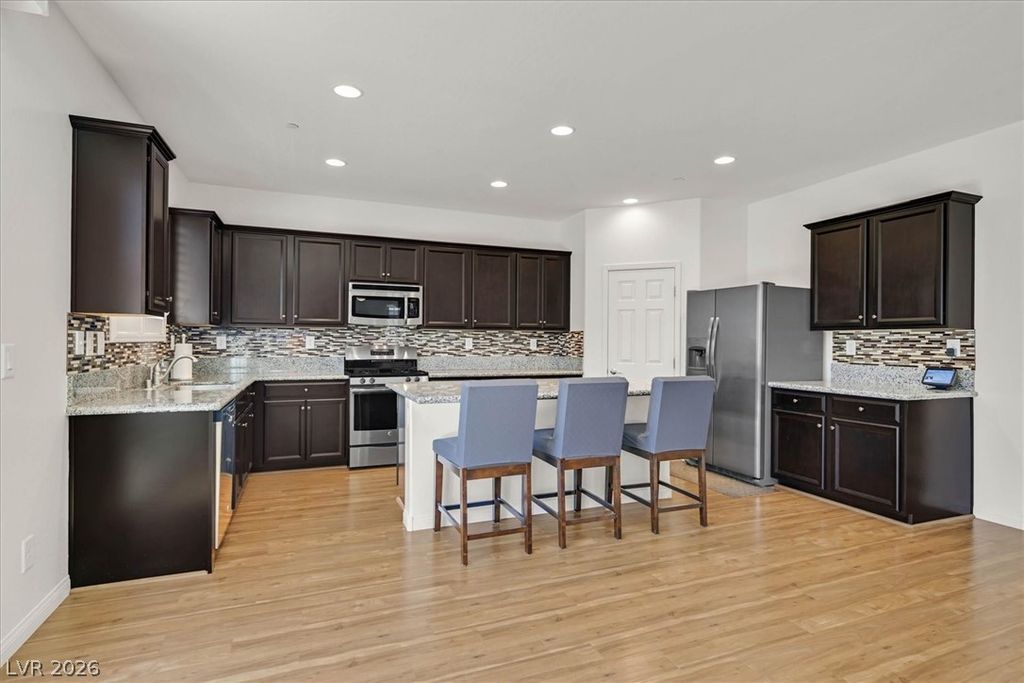 Image 5 of property listing at 917 Carson Bluff Avenue, Henderson, NV 89012