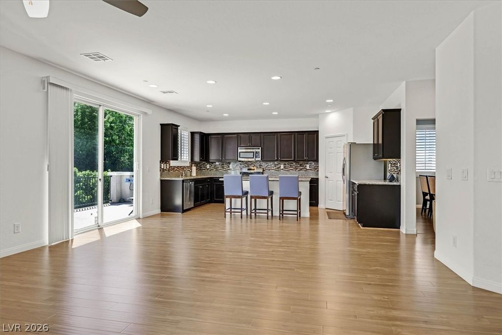 Image 9 of property listing at 917 Carson Bluff Avenue, Henderson, NV 89012