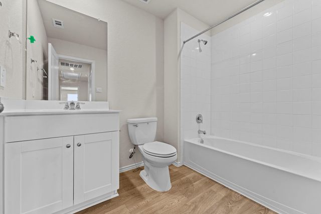 2203 LIONHEART DR, Luling, TX 78648