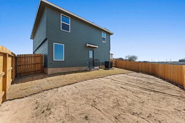 2203 LIONHEART DR, Luling, TX 78648