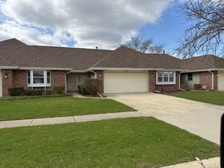 53 Fallcreek Circle 35, Montgomery, IL 60538