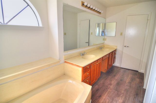 8901 Greentree Drive, Rowlett, TX 75088