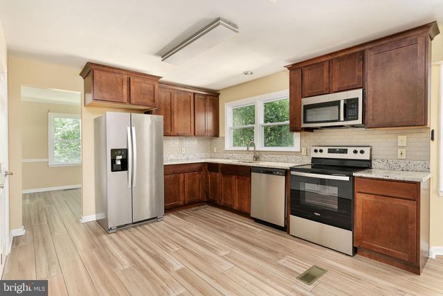 4 CANNON KNOLLS DR, Fredericksburg, VA 22406