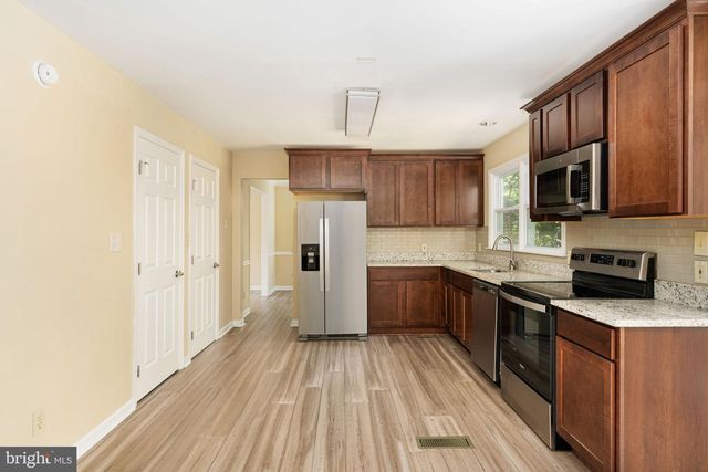 4 CANNON KNOLLS DR, Fredericksburg, VA 22406