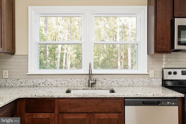 4 CANNON KNOLLS DR, Fredericksburg, VA 22406