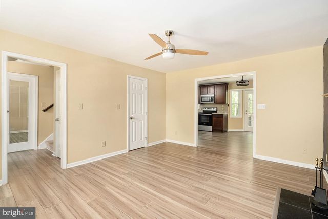 4 CANNON KNOLLS DR, Fredericksburg, VA 22406
