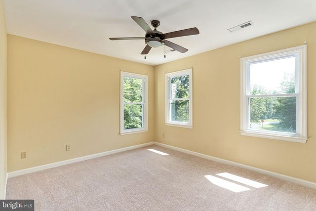 4 CANNON KNOLLS DR, Fredericksburg, VA 22406