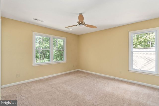 4 CANNON KNOLLS DR, Fredericksburg, VA 22406
