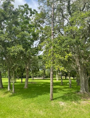 2702 Lake Road, La Marque, TX 77568