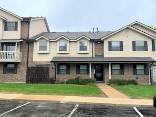 351 S Whispering Hills Drive B, Naperville, IL 60540