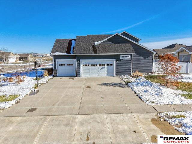 225 Knotty Pine Lane, Seward, NE 68434