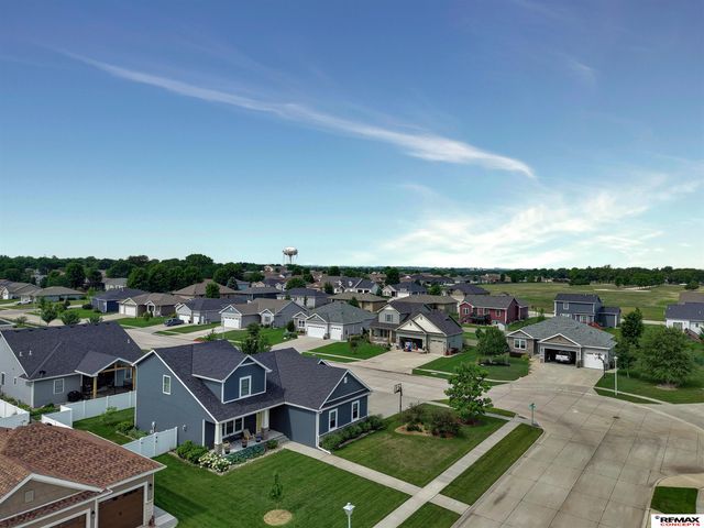 225 Knotty Pine Lane, Seward, NE 68434