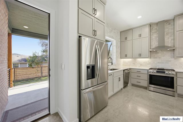 18305 Lake Oaks DR, Jonestown, TX 78645