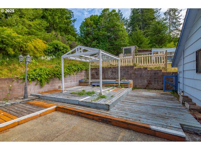 91424 N BANK Ln, Coquille, OR 97423