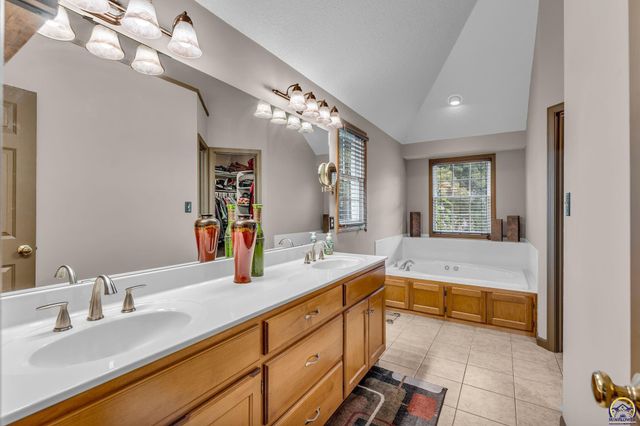 3833 SW Ambassador PL, Topeka, KS 66610