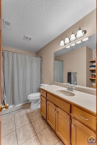 3833 SW Ambassador PL, Topeka, KS 66610