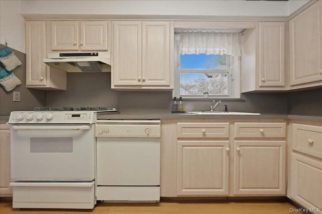 218-37 Grand Central Parkway, Queens Village, NY 11427