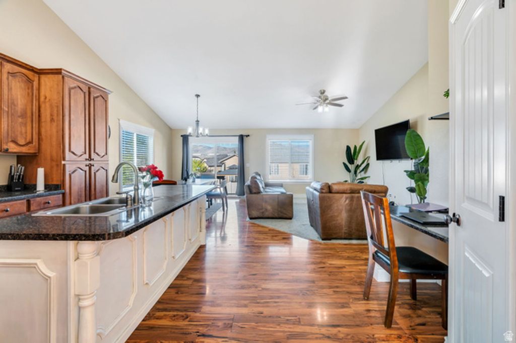 Image 7 of property listing at 3711 N MEADOW SPRINGS LN, Lehi, UT 84043