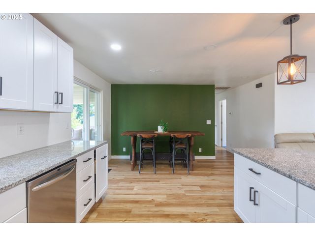 1007 Ne PRIMROSE Pl, Grants Pass, OR 97526