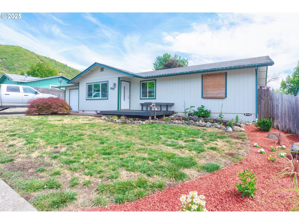 1007 Ne PRIMROSE Pl, Grants Pass, OR 97526
