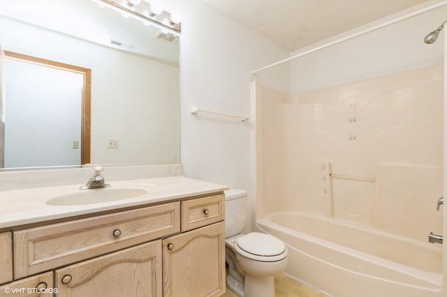 1141 Greenwood Circle 7F, Woodstock, IL 60098